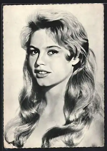 AK Schauspielerin Brigitte Bardot lächelnd mit langem Haar porträtiert