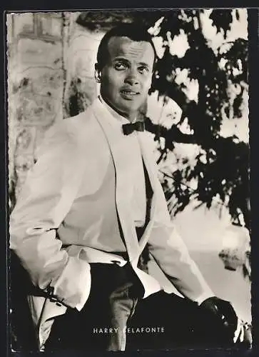 AK Sänger Harry Belafonte lässig stehend im Smoking