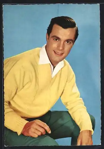 AK Schauspieler Toni Sailer im gelben Pullover porträtiert