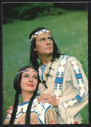 AK Filmszene aus Karl Mays Winnetou, Pierre Brice und Karin Dor