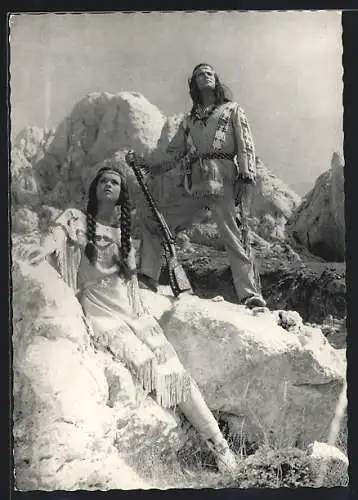 AK Schauspieler Pierre Brice und Schauspielerin Marie Versini als Gewischster in den Winnetou-Filmen