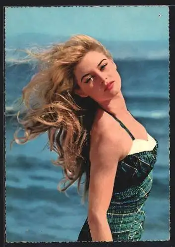 AK Portrait der Schauspielerin Brigitte Bardot am Meer