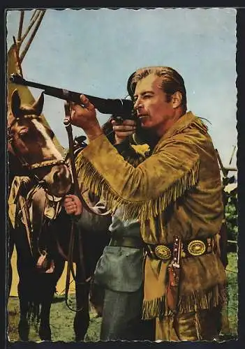 AK Schauspieler Lex Barker mit Gewehr in Winnetou