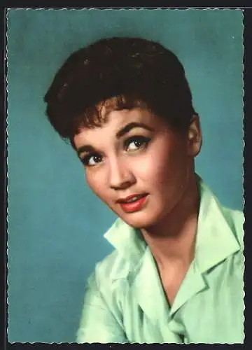 AK Schauspielerin Liselotte Pulver in Kamera blickend