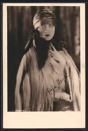 AK Schauspielerin Pola Negri in Pelzmantel