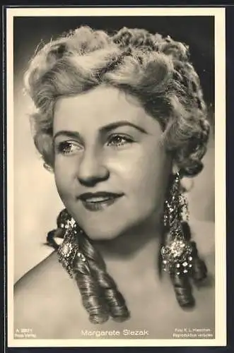 AK Schauspielerin Margarete Slezak mit tollen Haarschmuck zur Seite lächelnd