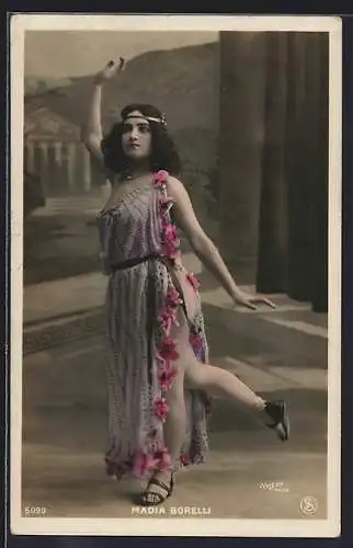 AK Schauspielerin Madia Borelli im Kostüm
