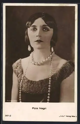 AK Schauspielerin Pola Negri mit Halskette porträtiert