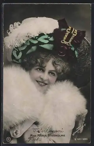 AK Schauspielerin Miss Martie Studholme mit Hut und Feder