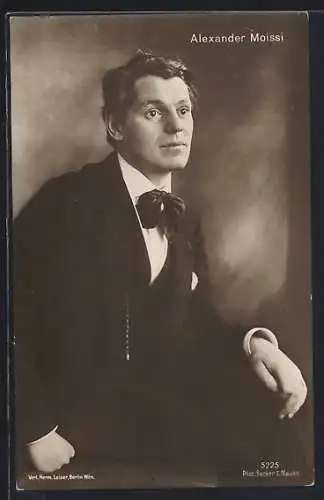 AK Schauspieler Alexander Moissi im Anzug mit grosser Fliege