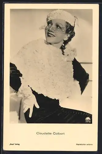 AK Schauspielerin Claudette Colbert mit Hut und Handschuhen