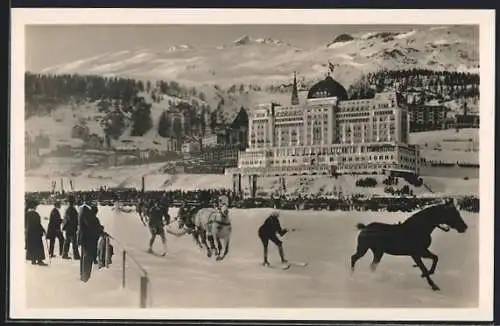 AK St. Moritz, Grand Hotel mit Skifahrern im Winter