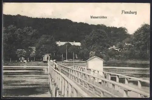AK Wassersleben an der Flensburger Föhrde, auf dem Seesteg in den Ort blickend