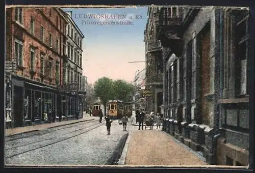 AK Ludwigshafen a. Rh., Prinzregentenstrasse mit Geschäft und Strassenbahn
