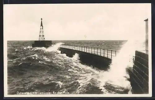 AK Warnemünde, Wellengang an der Mole