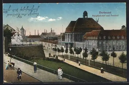 AK Dortmund, Hauptbahnhof und Freistuhl mit Passanten, Kinderwagen und Radfahrer