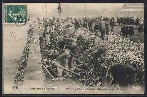 AK Paris, Crue de la Seine 1910, Pont de Tolbiac: Déversement des Ordures