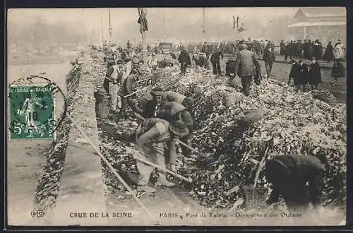 AK Paris, Crue de la Seine 1910, Pont de Tolbiac, Déversement des Ordures