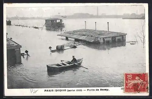 AK Paris, Inondation de janvier 1910 à la Porte de Bercy avec barque