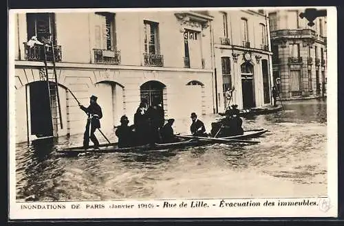 AK Paris, Rue de Lille, évacuation des immeubles lors des inondations de janvier 1910