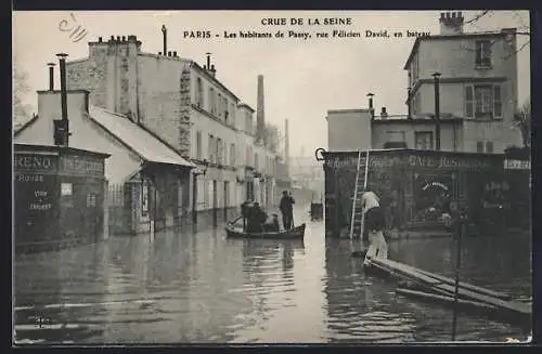 AK Paris, Les habitants de Passy, rue Félicien David, en bateau lors de la crue de la Seine