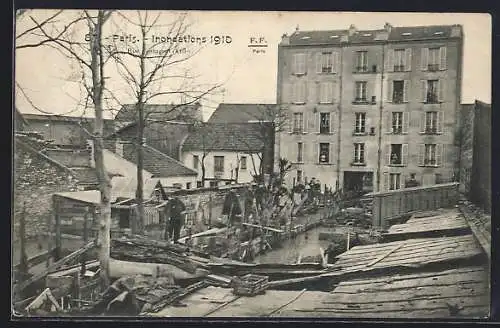 AK Paris, Inondations 1910, Rue Beaurepaire inondée et habitants sur des passerelles