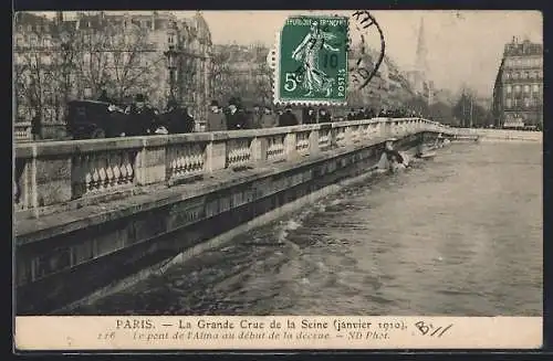 AK Paris, La Grande Crue de la Seine 1910, le pont de l`Alma au début de la débâcle
