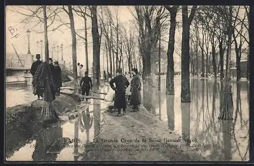 AK Paris, Grande Crue de la Seine (janvier 1910), protection du quai d`Orsay avec des fascines