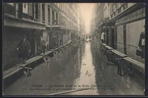 AK Paris, Les passerelles de circulation du système Linéo pendant la crue de la Seine, Janvier 1910