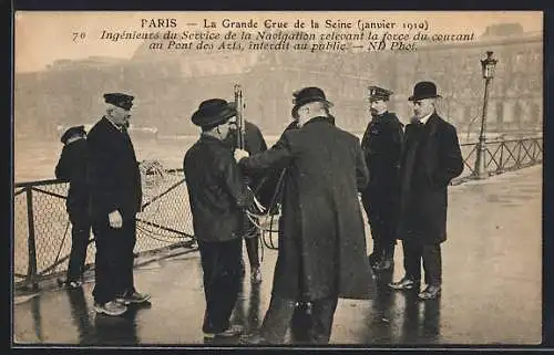 AK Paris, La Crue de la Seine 1910, Ingénieurs mesurant le courant au Pont des Arts