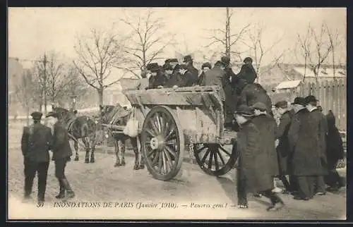 AK Paris, Inondations de janvier 1910, Pauvres gens transportés en chariot