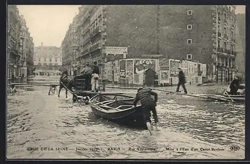 AK Paris, Rue traversée lors de la crue de la Seine 1910