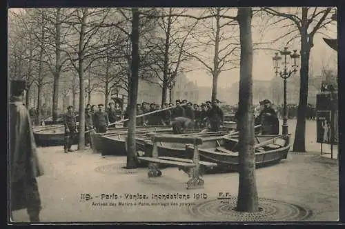 AK Paris, Arrivée des marins lors des inondations 1910