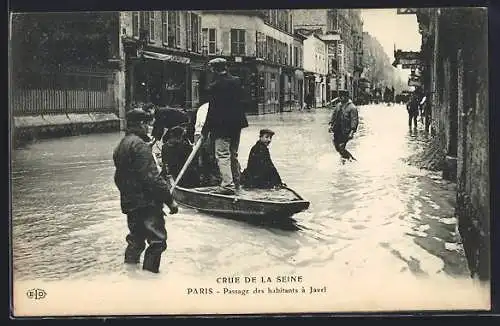 AK Paris, Crue de la Seine, Passage des habitants à Javel