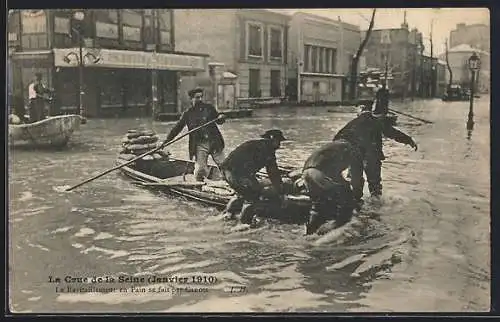 AK Paris, La Crue de la Seine 1910, Le Ravitailler en pain se fait par canots