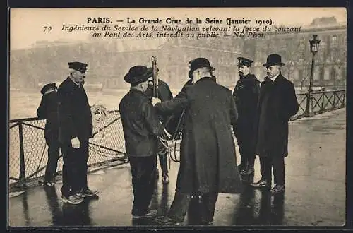 AK Paris, La Grande Crue de la Seine 1910, Ingénieurs au Pont des Arts