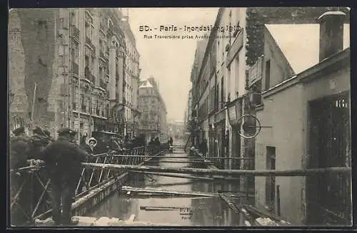 AK Paris, Rue Traversière durant l`inondation de 1910 avec passerelles improvisées