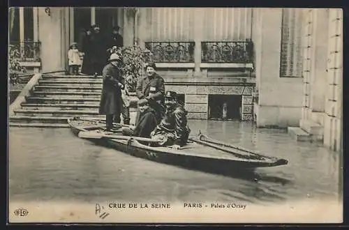 AK Paris, Crue de la Seine au Palais d`Orsay avec des personnes en canot