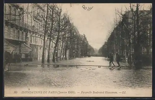 AK Paris, Inondations de janvier 1910, Passerelle Boulevard Haussmann