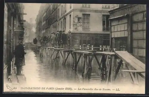 AK Paris, Les Passerelles Rue de Beaune lors des inondations de 1910