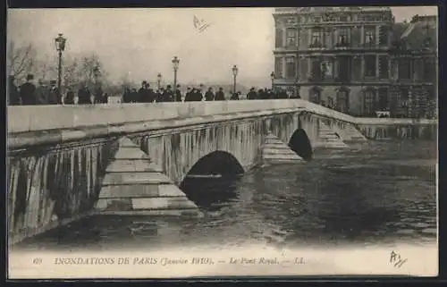 AK Paris, Inondations de 1910, Le Pont Royal et foule observant les eaux montantes