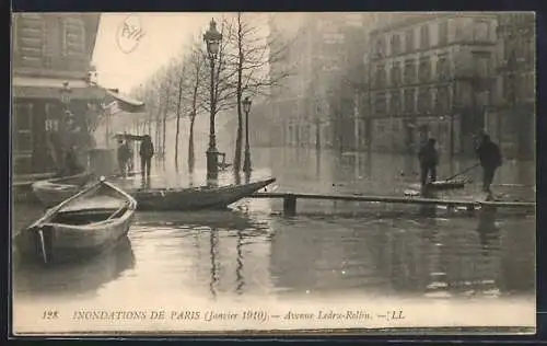 AK Paris, Inondations 1910, Avenue Ledru-Rollin et barques