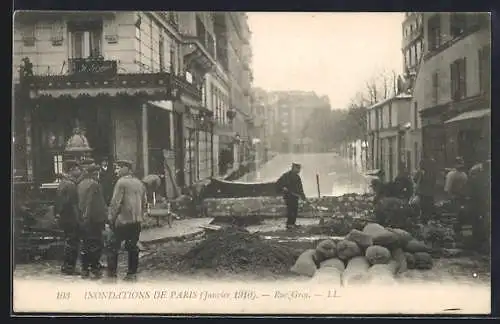 AK Paris, Inondations de 1910, Rue Gros avec sacs de sable et ouvriers au travail