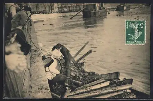 AK Paris, Inondation de la Seine 1910, débardeurs au travail sur les quais