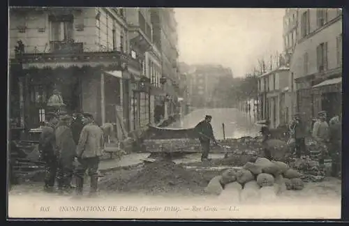 AK Paris, Inondations de janvier 1910, Rue Gros avec sacs de sable et ouvriers