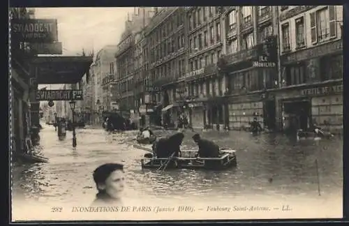 AK Paris, Inondations de 1910, Faubourg Saint-Antoine, bateaux naviguant dans les rues inondées
