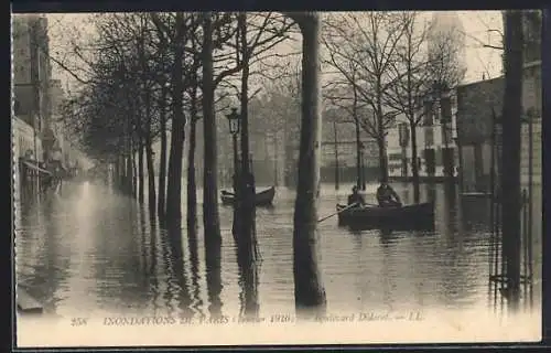 AK Paris, Inondations de 1910, Boulevard Diderot avec barques