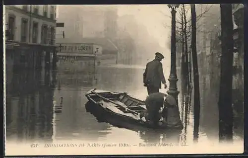 AK Paris, Inondation de 1910, Boulevard Diderot avec barque et lampadaire