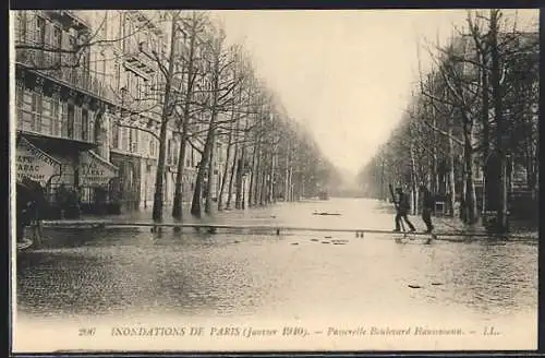 AK Paris, Inondations de janvier 1910, Passerelle Boulevard Haussmann