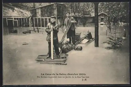 AK Paris, La Crue de la Seine 1910, un radeau improvisé dans un jardin de la rue Van Loo